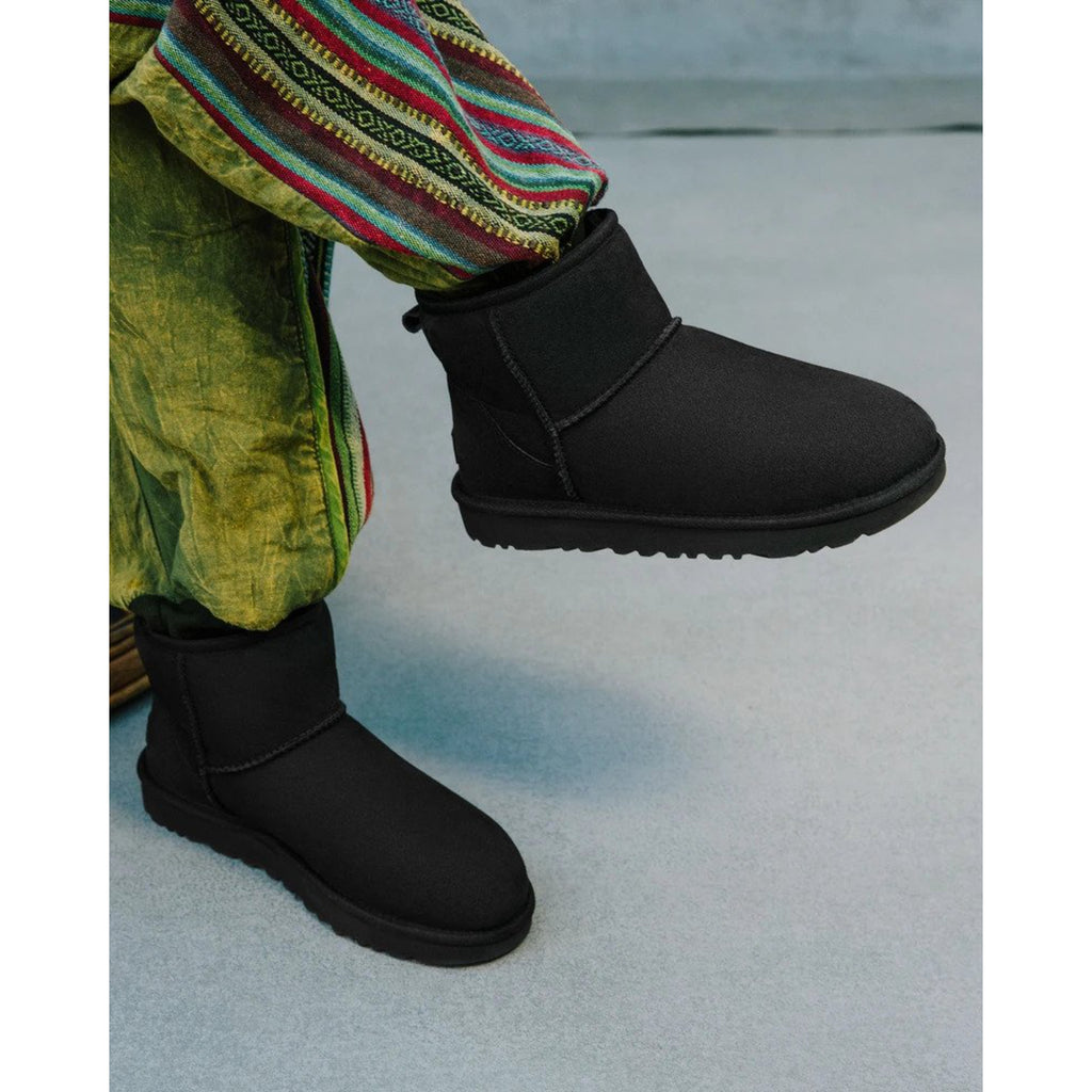UGG Women's Classic Mini II Size 8 - Black