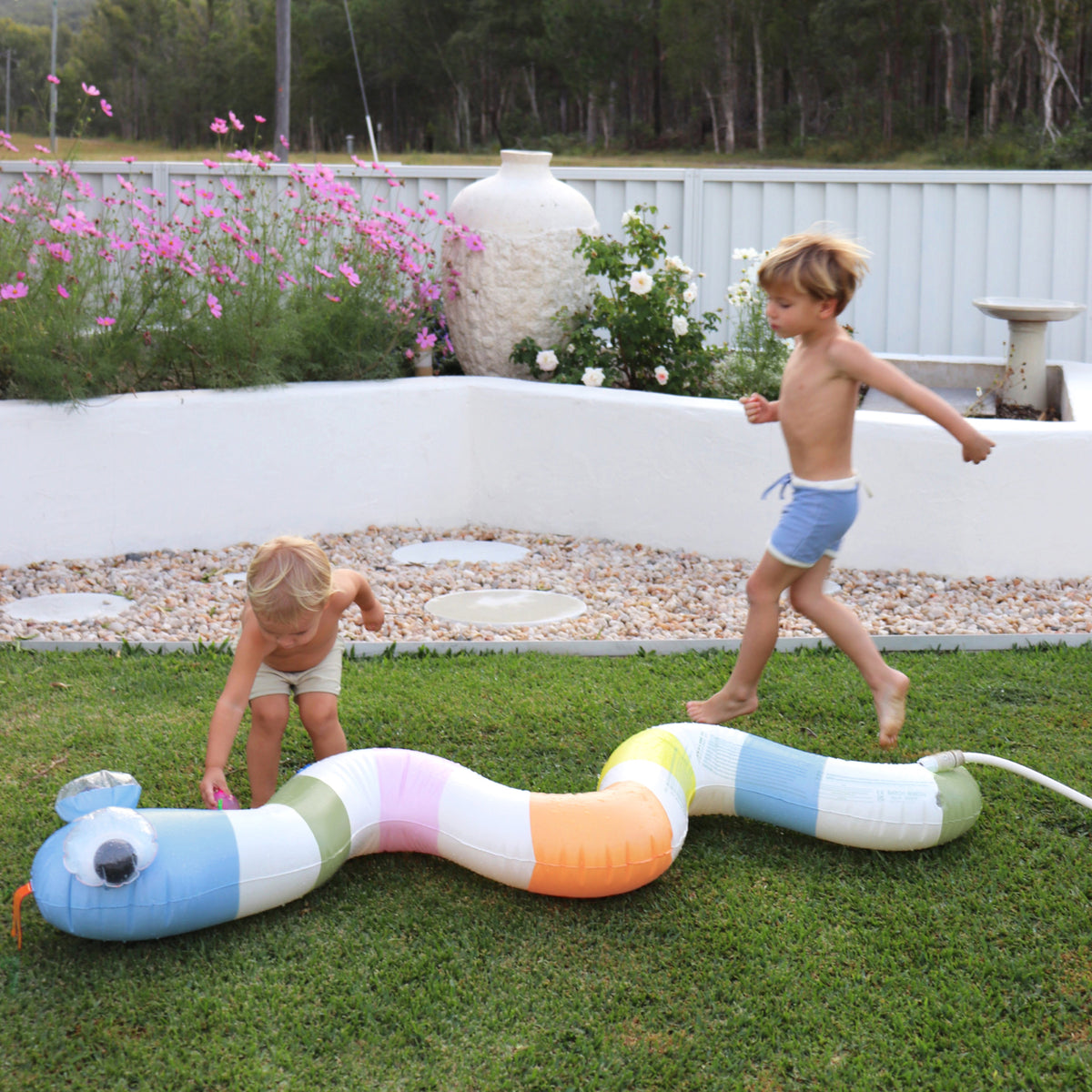 Sunnylife Inflatable Sprinkler Into the Wild - Multicolour
